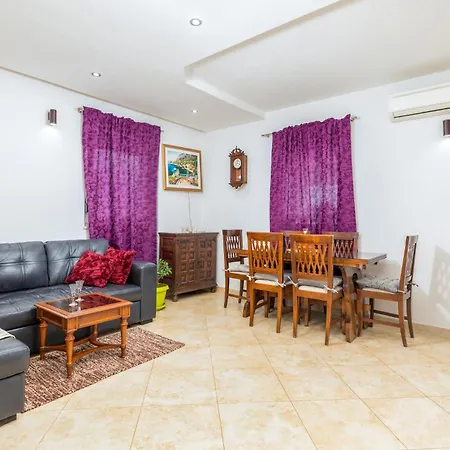 Pet Friendly In *